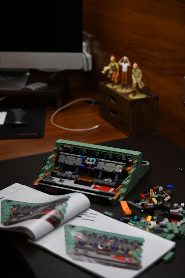 Comment mettre en œuvre une stratégie de communication multicanal pour une entreprise de jouets ?