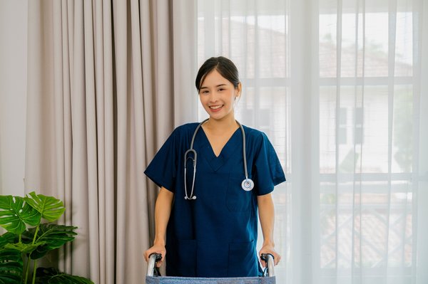 Aide à domicile : un soutien précieux pour retrouver autonomie